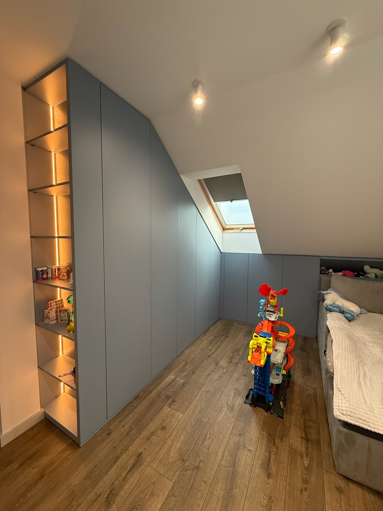 Szafa wnękowa pod skos dachu — zabudowa MDF z frontem Fenix, poddasze — realizacja Metr Meble